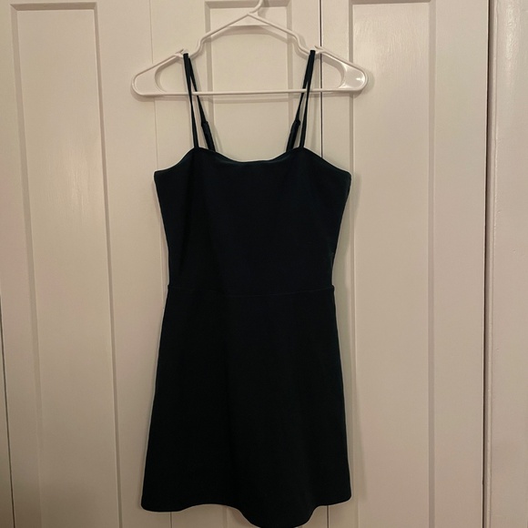 ALO Yoga Courtside Tennis Dress in Green - Picture 2 of 2